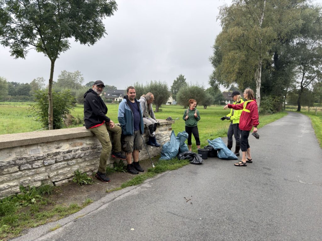 Ehrenamtliche Helfer*innen an der Brücke über den Schlänger Bach in der Pastorenwiese