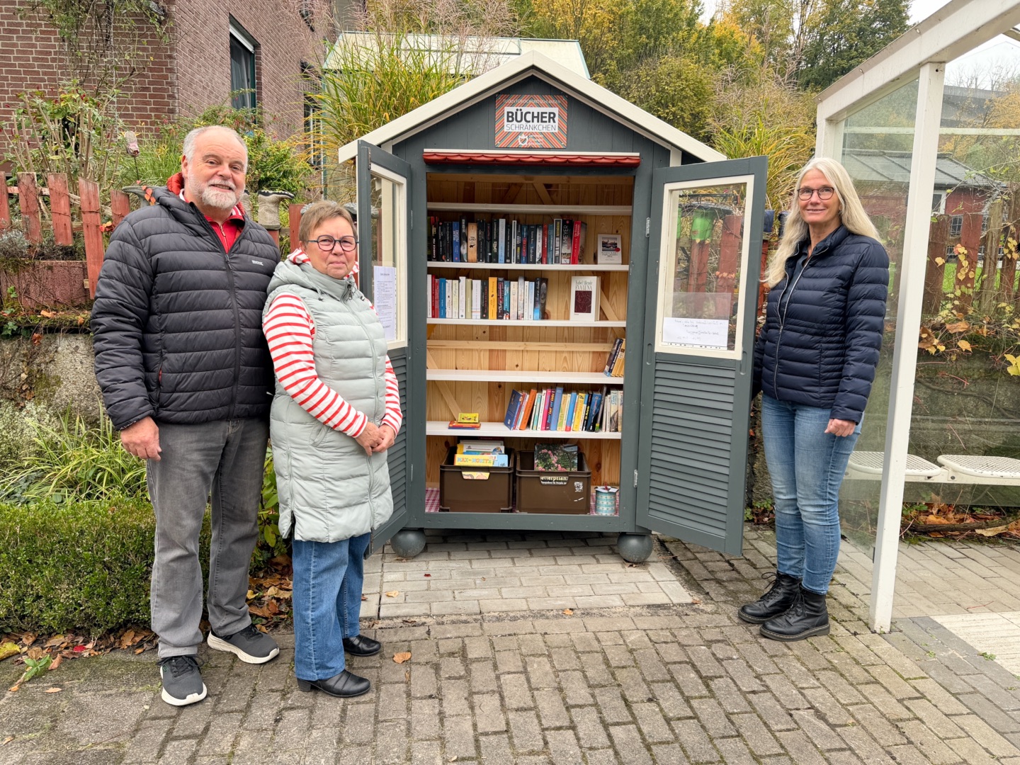 Gemeinsam für mehr Lesefreude in Kohlstädt: Harald und Ulrike Knickmann sowie Stephanie Flüter vom Vorstand des Vereins „Gemeinsam Schlangen gestalten e. V.“ vor dem neuen Bücherhäuschen an der Bushaltestelle „Brauerei“.